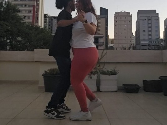 Casal dançando ao ar livre em Viçosa