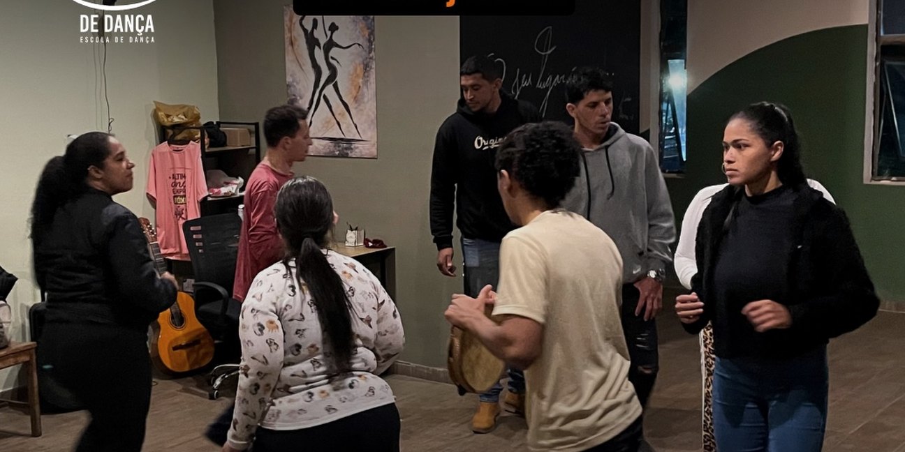 Turma da 1/4 de Dança dançando em roda